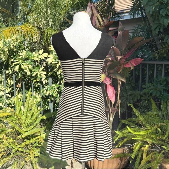 💥🆕💥 Elizabeth and James Vanessa Dress - Picture 6 of 9